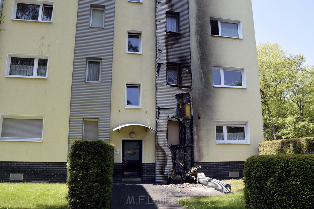 Rollerbrand dann Feuer 1 Fassadenbrand Koeln Gremberg Kroppergasse P03.JPG - Miklos Laubert